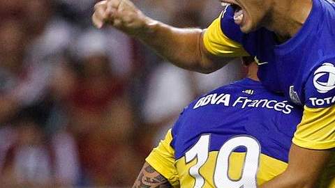 Juan Sánchez  (arriba) celebra el triunfo de Boca Juniors.