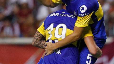 Juan Sánchez  (arriba) celebra el triunfo de Boca Juniors.