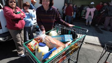 Ministerios Cristianos Faro de Luz distribuye alimentos a 200 familias cada semana.