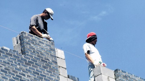 Trabajadores de la construcción alegan que a veces los subcontratistas les exigen traer sus propios equipos de seguridad.