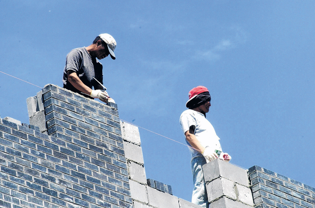 Trabajadores de la construcción alegan que a veces los subcontratistas les exigen traer sus propios equipos de seguridad.