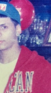 Christopher Ariune, mide seis pies y pesa 120 libras aproximadamente.