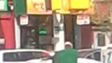 En la imagen se observa el cuerpo ya cubierto del ladrón fallecido.