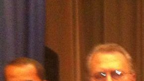 Leonel Fernández saluda a uno de sus simpatizantes durante el encuentro en el colegio Hermanas Mirabal del Alto Manhattan.