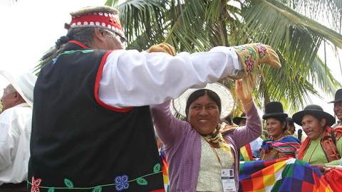 Una indígena boliviana (c) baila con un nativo canadiense (i), durante el comienzo de la reunión de líderes indígenas.
