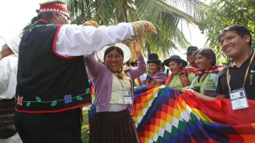 Una indígena boliviana (c) baila con un nativo canadiense (i), durante el comienzo de la reunión de líderes indígenas.