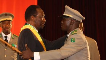 Traoré, presidente interino y Haya Sanogo, líder del golpe militar, en la ceremonia de protesta del primero.