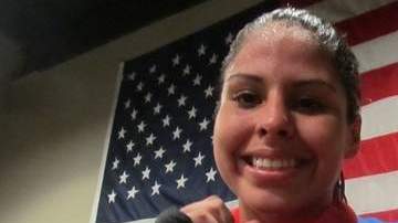 Marlen Esparza presume la presea de oro que ganó en los Campeonatos Continentales la semana pasada en Ontario, Canadá.