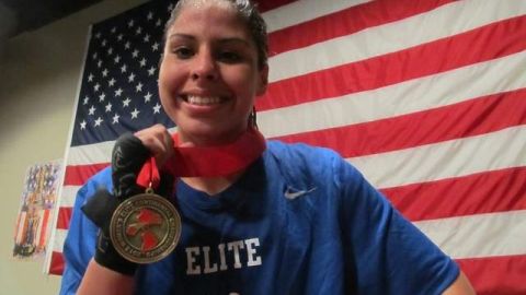 Marlen Esparza presume la presea de oro que ganó en los Campeonatos Continentales la semana pasada en Ontario, Canadá.