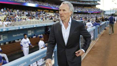Frank McCourt se apartará de los Dodgers tras siete años.