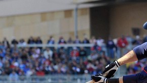 Justin Morneau ya conectó y esa pelota va a viajar por arriba de la cerca para encabezar la remontada y la victoria de  Mellizos ante Angels.