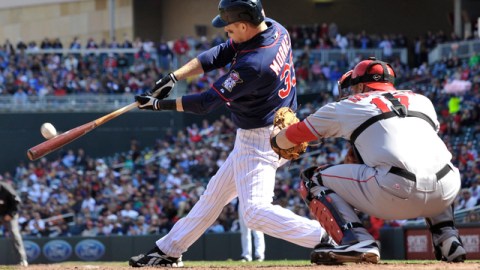 Justin Morneau ya conectó y esa pelota va a viajar por arriba de la cerca para encabezar la remontada y la victoria de Mellizos ante Angels.