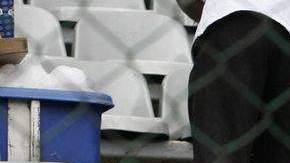 Fans del Chavo se disfrazan para acudir a un partido de futbol en México.