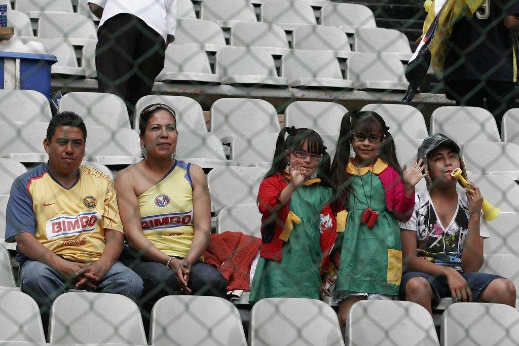 Fans del Chavo se disfrazan para acudir a un partido de futbol en México.