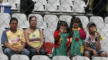 Fans del Chavo se disfrazan para acudir a un partido de futbol en México.