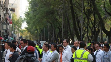 Asustados residentes de la capital mexicana regresan a sus oficinas tras el sismo.