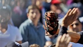 El catcher Russell Martin llegó hasta el "dugout" buscando la pelota que intentó batear el angelino Albert Pujols