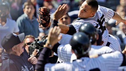 El catcher Russell Martin llegó hasta el "dugout" buscando la pelota que intentó batear el angelino Albert Pujols