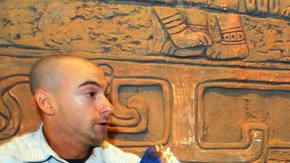 En el evento de promoción, R.J. Brewer (izq.) intercambia palabras con "El peligroso" .