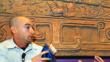 En el evento de promoción, R.J. Brewer (izq.) intercambia palabras con "El peligroso" .