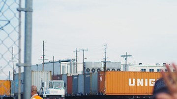 Un trabajador de seguridad  trata de impedir que La Opinión tome una imagen de  Toll Group, durante la votación.