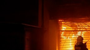 Un bombero lucha contra incendio.