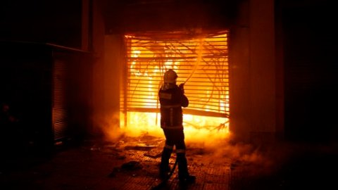 Un bombero lucha contra incendio.