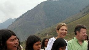 El presidente de Chile, Sebastián Piñera (d-c), quien fue el primer en llegar a Colombia, y su homólogo colombiano, Juan Manuel Santos (i-c), acompañados de sus esposas e indígenas durante su visita ayer a la Sierra Nevada de Santa Marta.