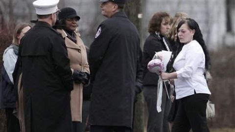 Bobbie Kugler, de blanco, a la derecha, lucía sumamente apesadumbrada en los funerales de los menores.