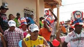 Turbaco, a 20 kilómetros de Cartagena, da la bienvenida al presidente Obama en un desfile.