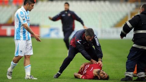 En la imagen, el momento en que Piermario Morosini, de 25 años, cae al campo.