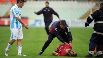 En la imagen, el momento en que Piermario Morosini, de 25 años, cae al campo.