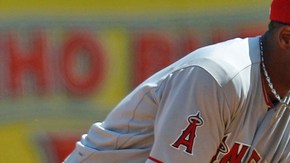 A-Rod (der.) se roba la segunda. Erick Aybar apenas recibe el tiro.