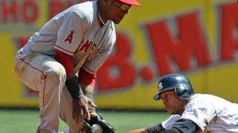 A-Rod (der.) se roba la segunda. Erick Aybar apenas recibe el tiro.
