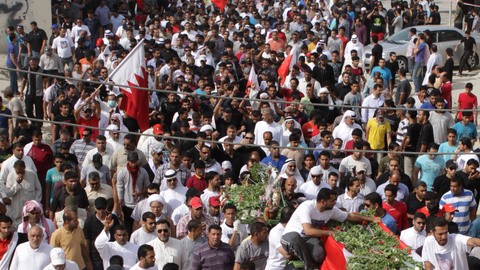 Manifestantes  participan en el funeral de un activista.