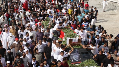 Manifestantes  participan en el funeral de un activista.
