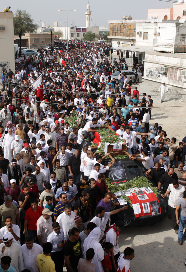 Manifestantes  participan en el funeral de un activista.