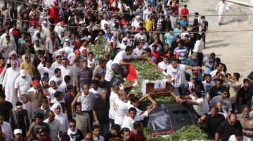 Manifestantes  participan en el funeral de un activista.