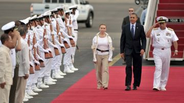 El presidente, Barack  Obama, es recibido con honores al igual que sus homólogos americanos en su llegada a Cartagena, Colombia.