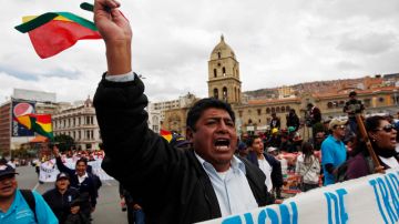 Sindicatos de maestros y médicos bolivianos salieron a protestar exigiendo al Gobierno mejoras laborales y salariales.