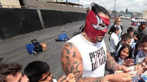 Un grupo de deportistas visitó la escuela  Humphries Elementary  para dar un mensaje contra el acoso escolar.