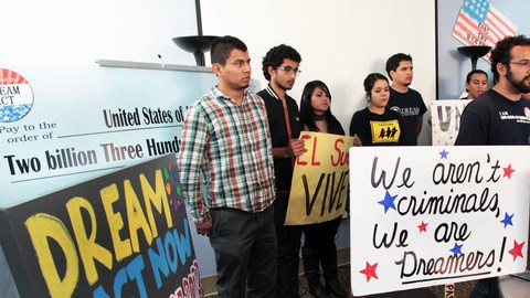 Los soñadores, estudiantes esperanzados con el Dream Act, esperaban ansiosos la resolución de los legisladores estatales.