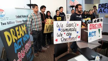 Los soñadores, estudiantes esperanzados con el Dream Act, esperaban ansiosos la resolución de los legisladores estatales.