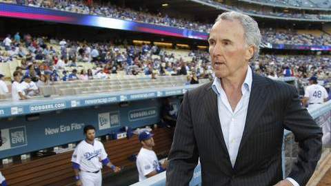 Frank McCourt se apartará de los Dodgers tras siete años.