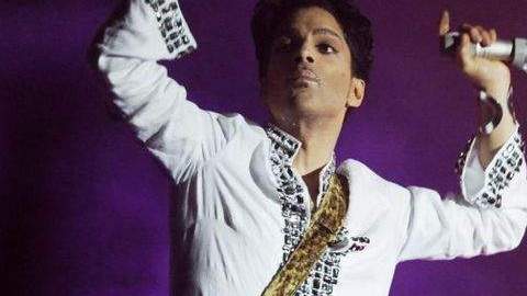 Para el álbum “3121”, Prince pretendió ponerlo a la venta con la inclusión de una fragancia y por ello se asoció con la compañía de perfume en beneficio de partes iguales.