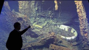 El profesor de oceanografía Robert Ballard, que descubrió los restos del Titanic en 1985,  muestra el video expuesto  en Belfast.