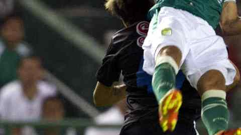 Carlos Peña, de León, y  Pablo Aja en el partido de ayer.
