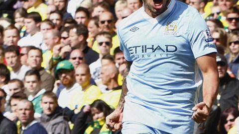 Carlos Tévez, del Manchester City, grita el tercero de sus goles ante el Norwich en el partido disputado ayer en el marco de la Liga Premier.