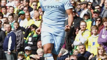 Carlos Tévez, del Manchester City, grita el tercero de sus goles ante el Norwich en el partido disputado ayer en el marco de la Liga Premier.