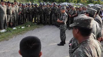 El presidente Ollanta Humala da indicaciones a miembros del ejército.